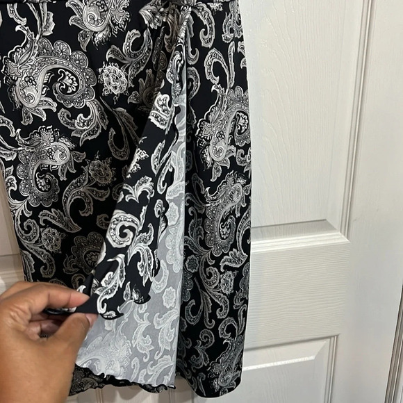 White House Black Market women’s paisley dress - Black and white size 2 - Picture 4 of 9
